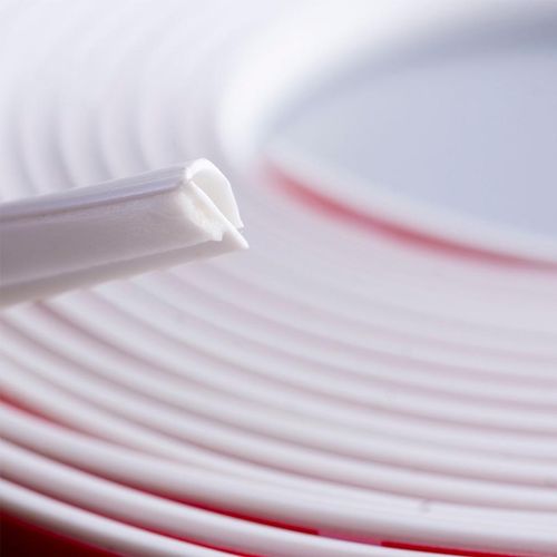 Compre na Balaroti o veda frestas adesivo branco, rolo com 6 metros para vedar portas, janelas e outras superfícies.